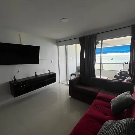 Cozy Beachfront Great Views & Pool
