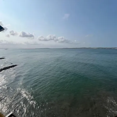 Cozy Beachfront Great Views & Pool *
