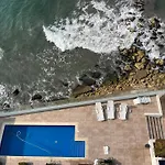 Cozy Beachfront Apt Great Views & Pool