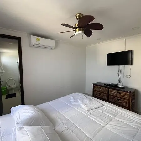 Apartment Cozy Beachfront Great Views & Pool