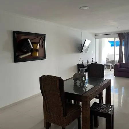 Cozy Beachfront Great Views & Pool Apartment