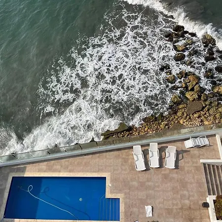 Apartment Cozy Beachfront Great Views & Pool