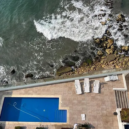 Cozy Beachfront Great Views & Pool Apartment